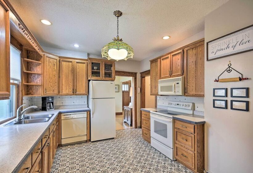 Historic Cumberland Home On Beaver Dam Lake!