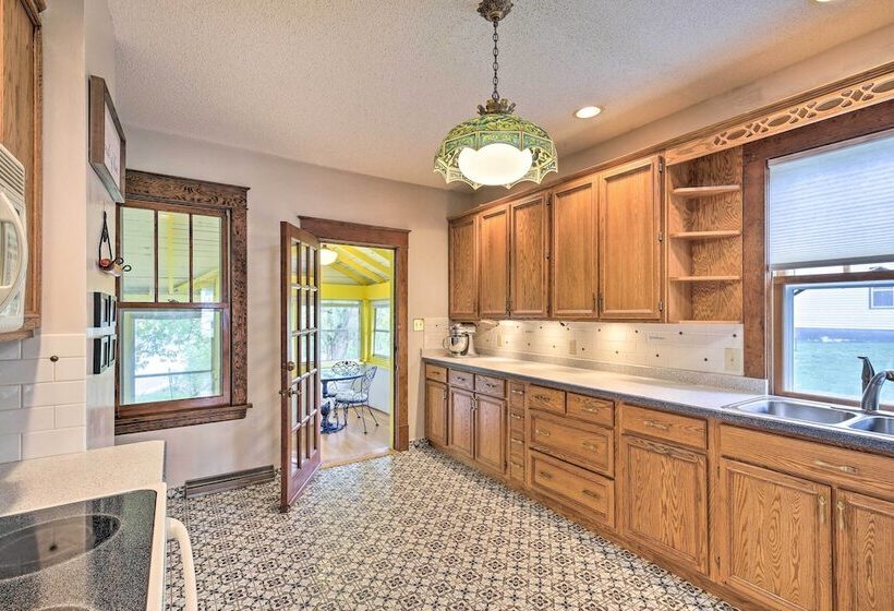 Historic Cumberland Home On Beaver Dam Lake!