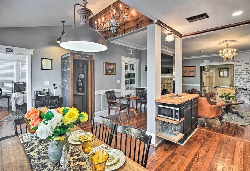 Historic Renovated Home < 2 Mi To Beach & Pier!