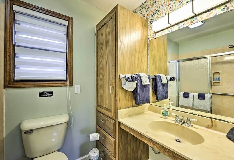 Holiday Island Home: Mountain View + Hot Tub!