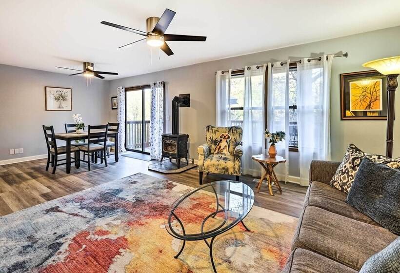 Holiday Island Home: Mountain View + Hot Tub!