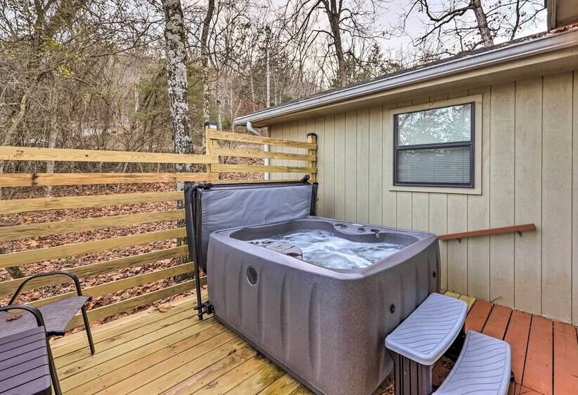 Holiday Island Home: Mountain View + Hot Tub!