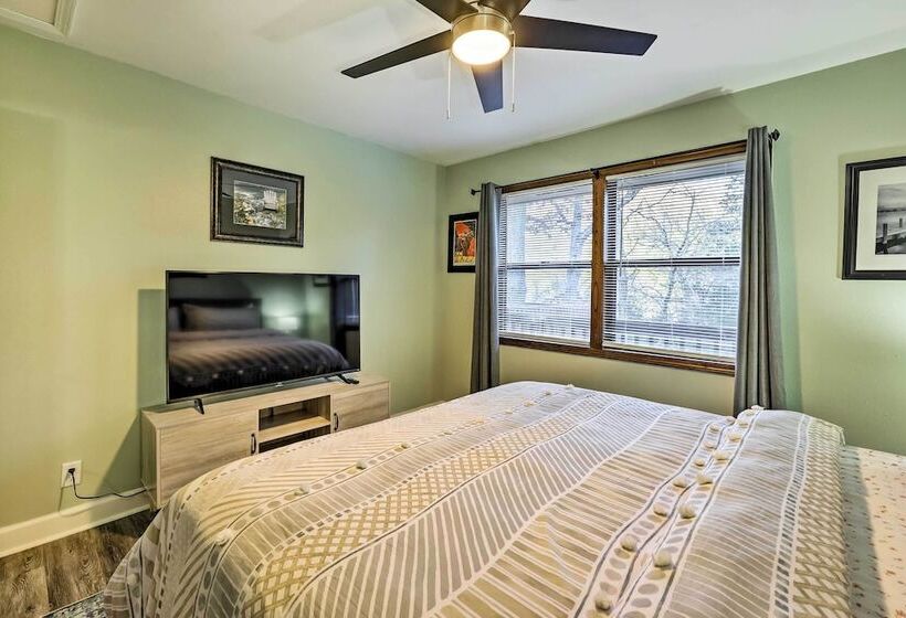 Holiday Island Home: Mountain View + Hot Tub!