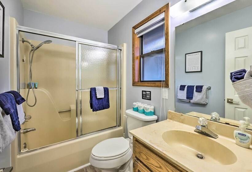 Holiday Island Home: Mountain View + Hot Tub!