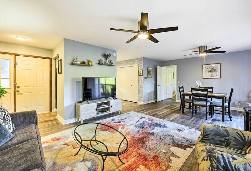 Holiday Island Home: Mountain View + Hot Tub!