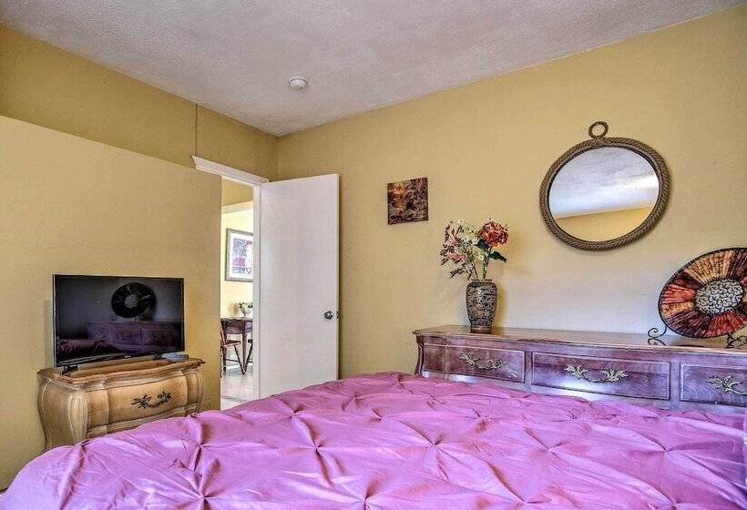 Ideally Located Abode W/ Gazebo In Pompano Beach!