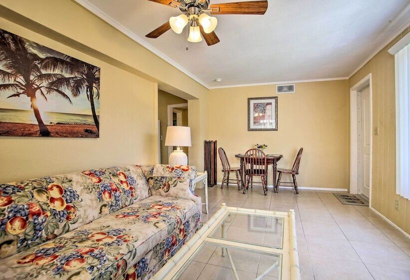 Ideally Located Abode W/ Gazebo In Pompano Beach!