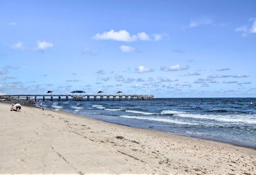 Ideally Located Abode W/ Gazebo In Pompano Beach!