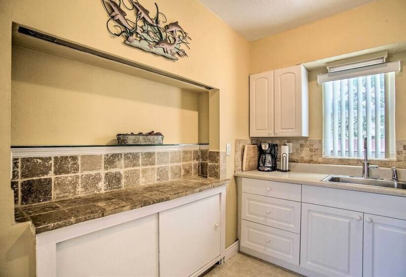 Ideally Located Abode W/ Gazebo In Pompano Beach!