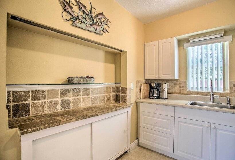 Ideally Located Abode W/ Gazebo In Pompano Beach!