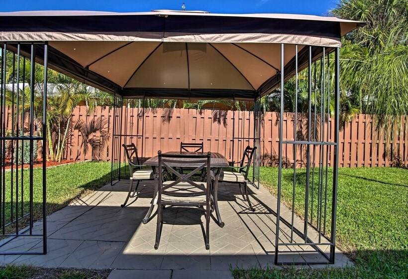 Ideally Located Abode W/ Gazebo In Pompano Beach!
