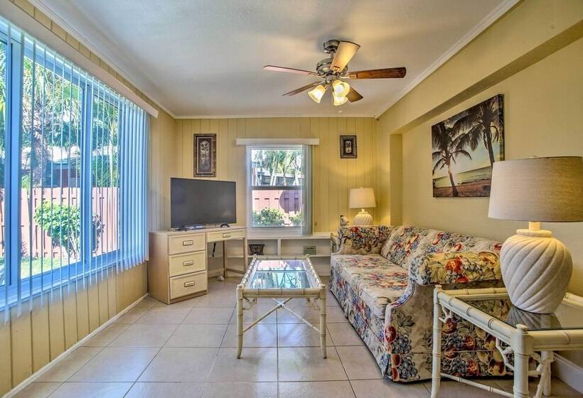 Ideally Located Abode W/ Gazebo In Pompano Beach!