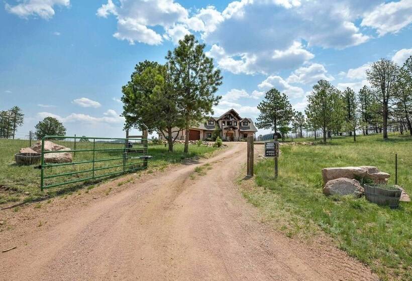 Idyllic Florissant Cabin W/ Patio & Hot Tub!