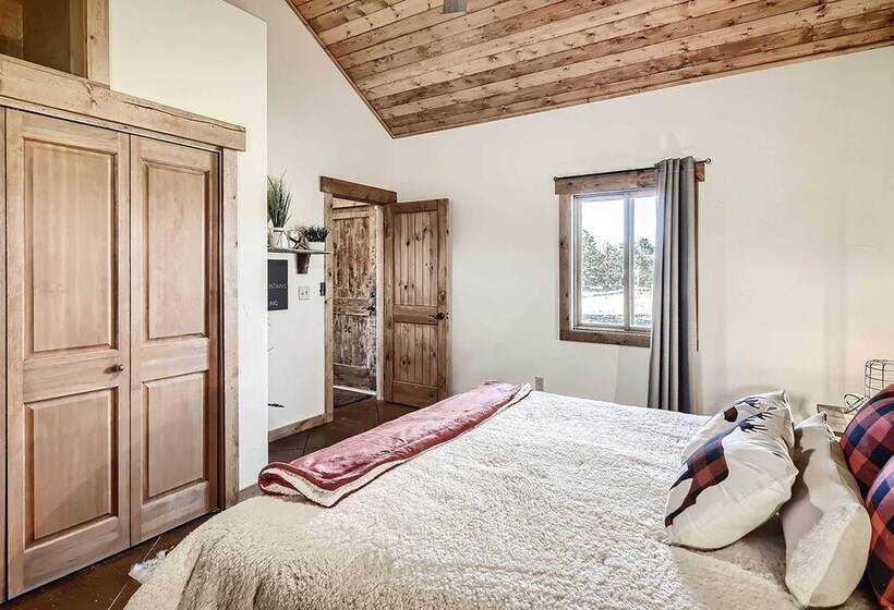 Idyllic Florissant Cabin W/ Patio & Hot Tub!