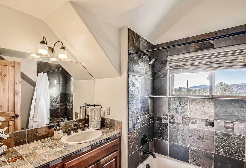 Idyllic Florissant Cabin W/ Patio & Hot Tub!