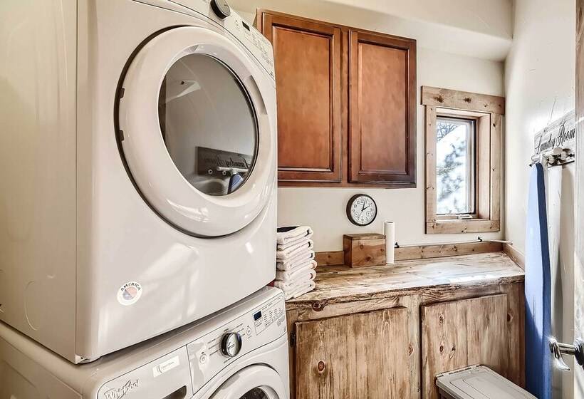 Idyllic Florissant Cabin W/ Patio & Hot Tub!