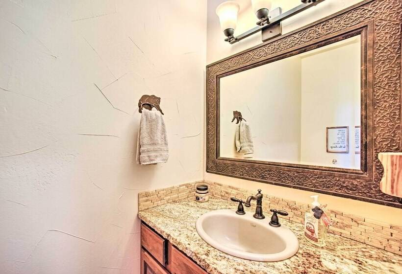 Idyllic Florissant Cabin W/ Patio & Hot Tub!