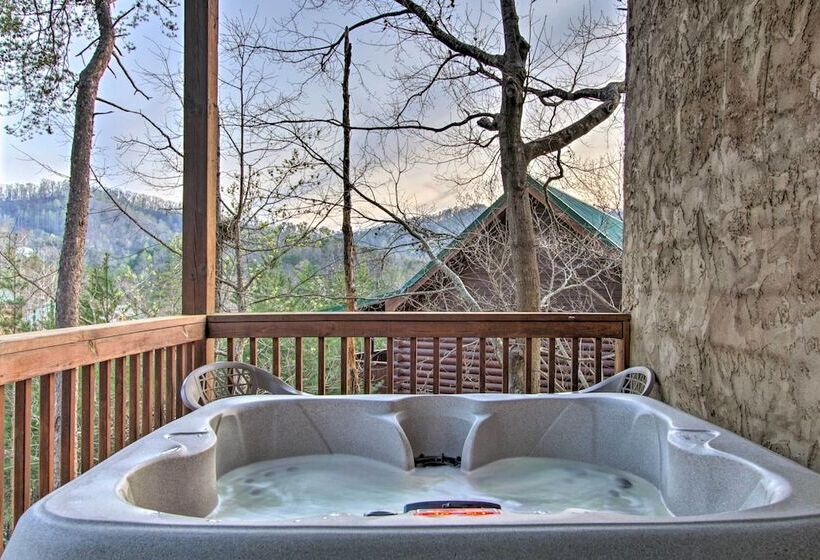 Pigeon Forge Cabin W/ Hot Tub & Mountain Views!