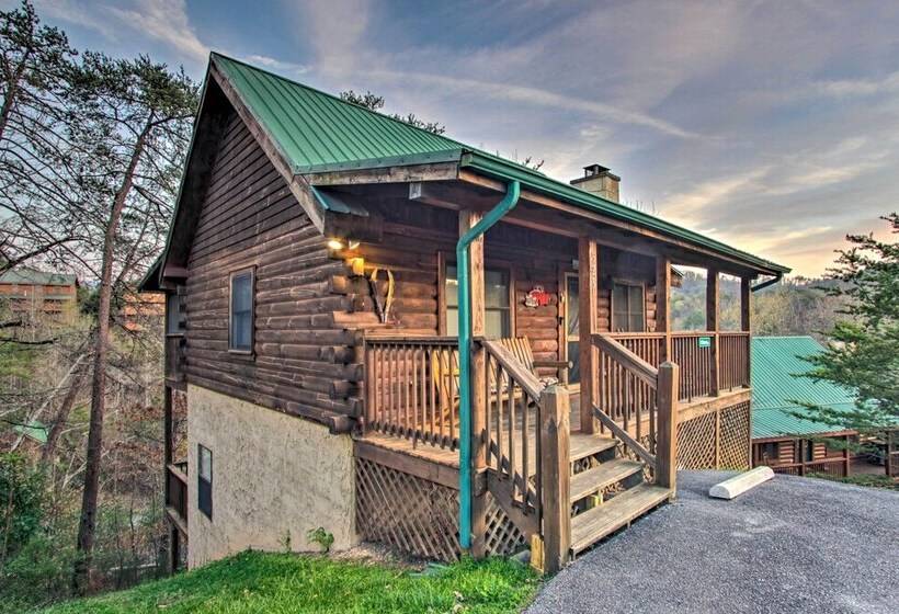 Pigeon Forge Cabin W/ Hot Tub & Mountain Views!