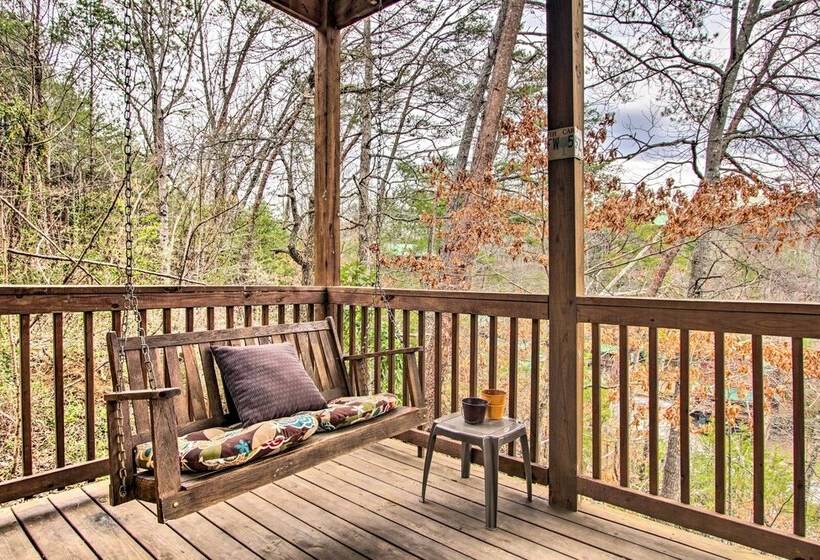 Pigeon Forge Cabin W/ Hot Tub & Mountain Views!