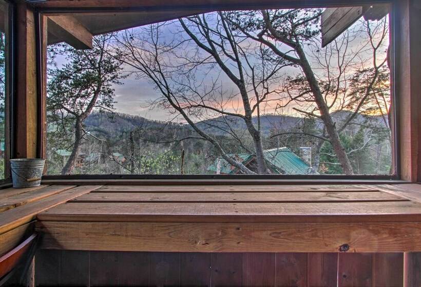 Pigeon Forge Cabin W/ Hot Tub & Mountain Views!