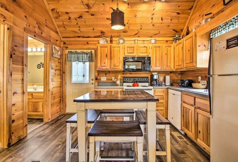 Pigeon Forge Cabin W/ Hot Tub & Mountain Views!