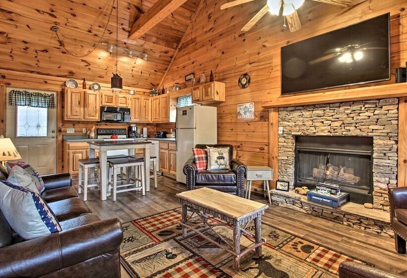 Pigeon Forge Cabin W/ Hot Tub & Mountain Views!