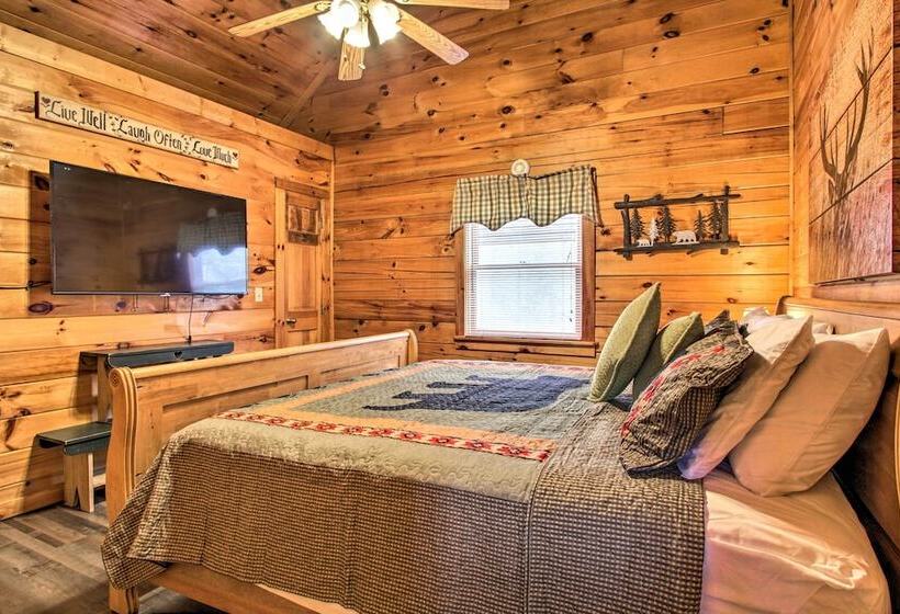 Pigeon Forge Cabin W/ Hot Tub & Mountain Views!