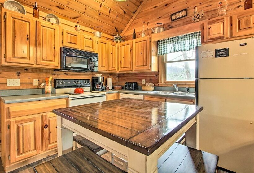 Pigeon Forge Cabin W/ Hot Tub & Mountain Views!