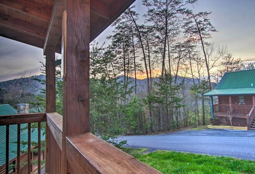 Pigeon Forge Cabin W/ Hot Tub & Mountain Views!