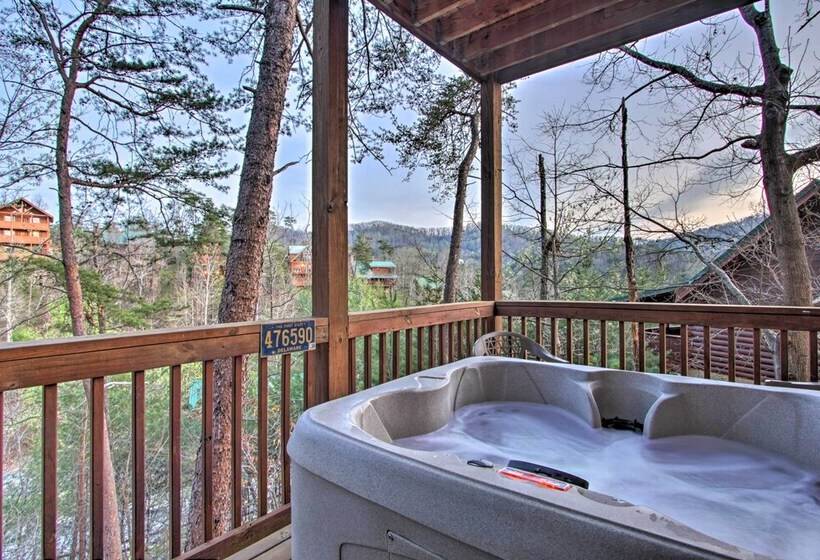 Pigeon Forge Cabin W/ Hot Tub & Mountain Views!