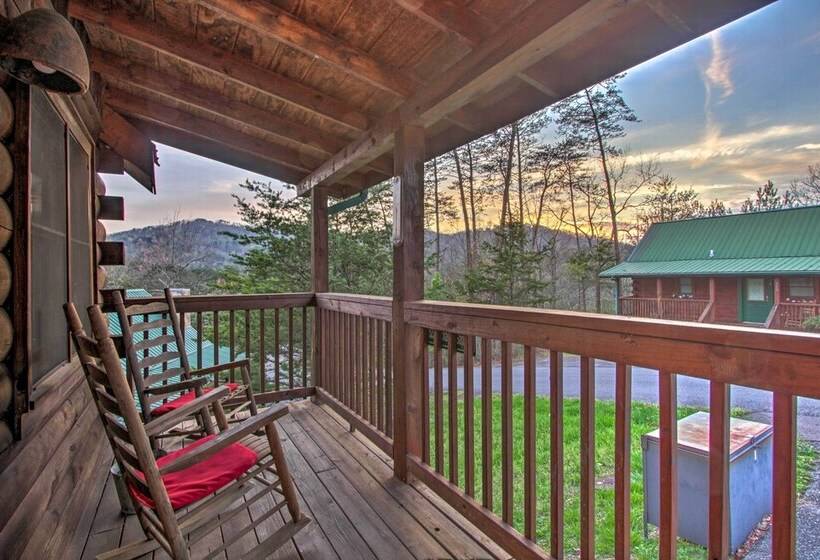 Pigeon Forge Cabin W/ Hot Tub & Mountain Views!