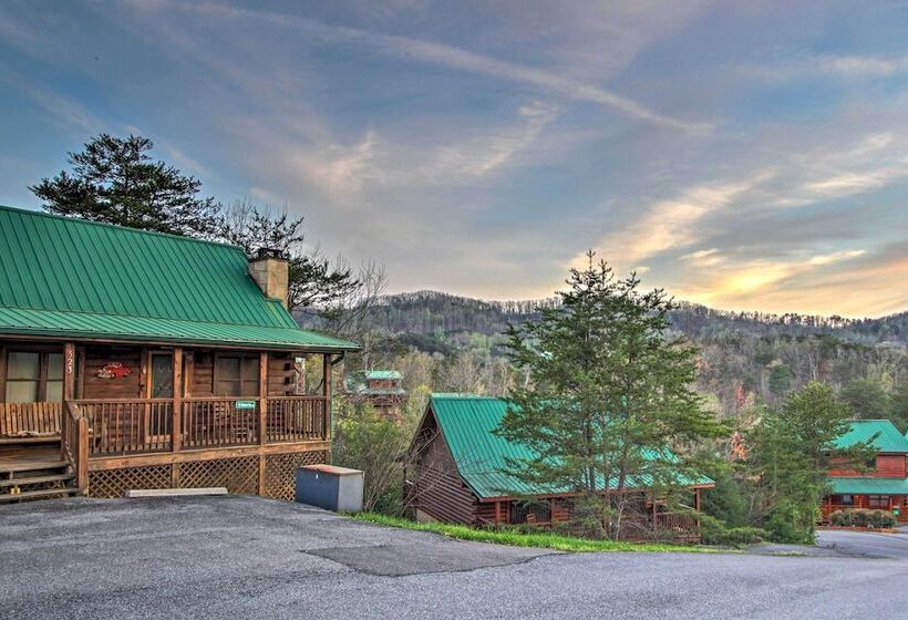 Pigeon Forge Cabin W/ Hot Tub & Mountain Views!