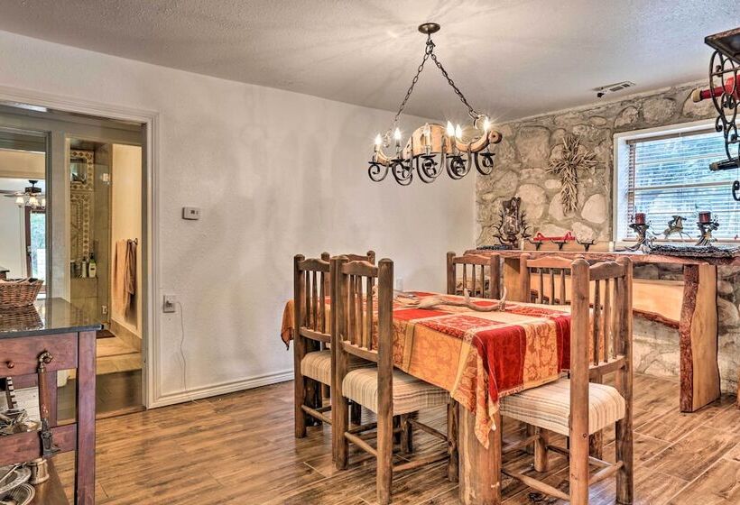 Kerrville Area Home W/ Outdoor Entertainment Space