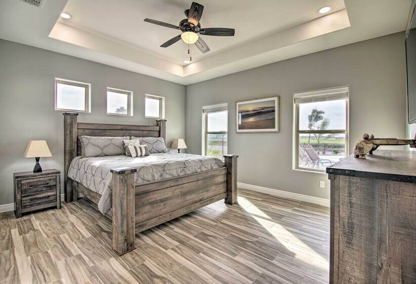 Laguna Vista Resort Style Home, Private Pool & Spa