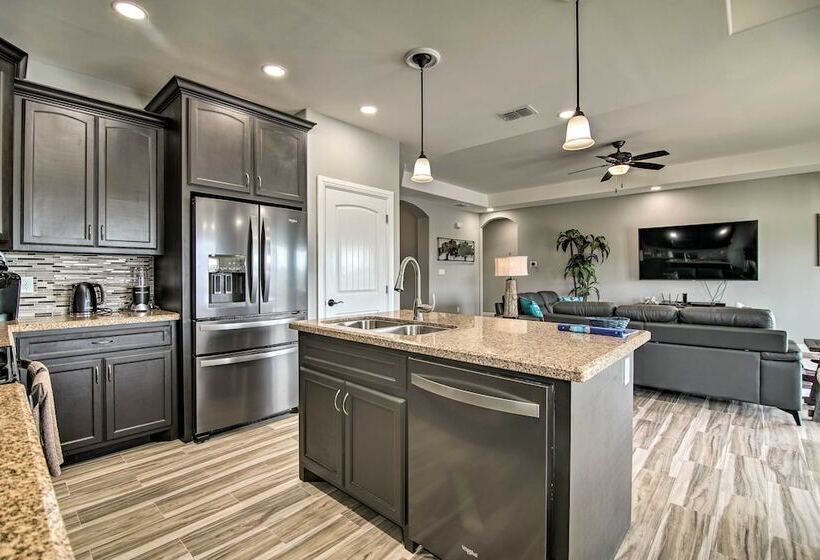 Laguna Vista Resort Style Home, Private Pool & Spa