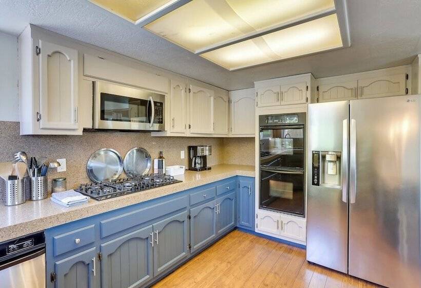 Lake Arrowhead Vacation Home W/ Decks & Grill!