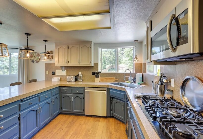 Lake Arrowhead Vacation Home W/ Decks & Grill!