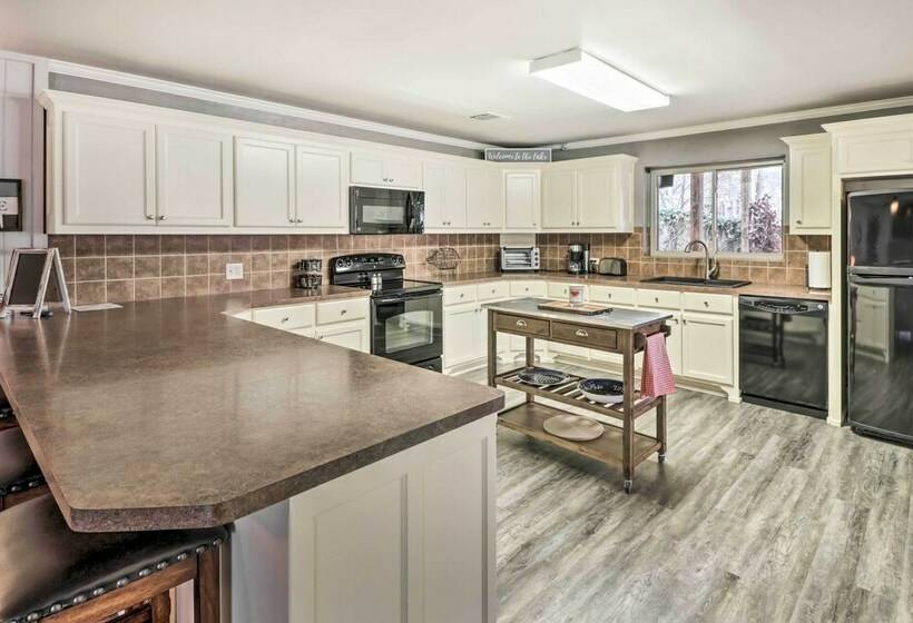 Kayaks, Dock: Waterfront Escape On Lake Hamilton!