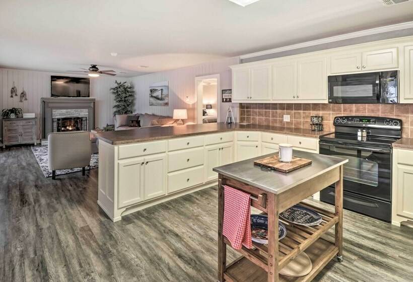 Kayaks, Dock: Waterfront Escape On Lake Hamilton!