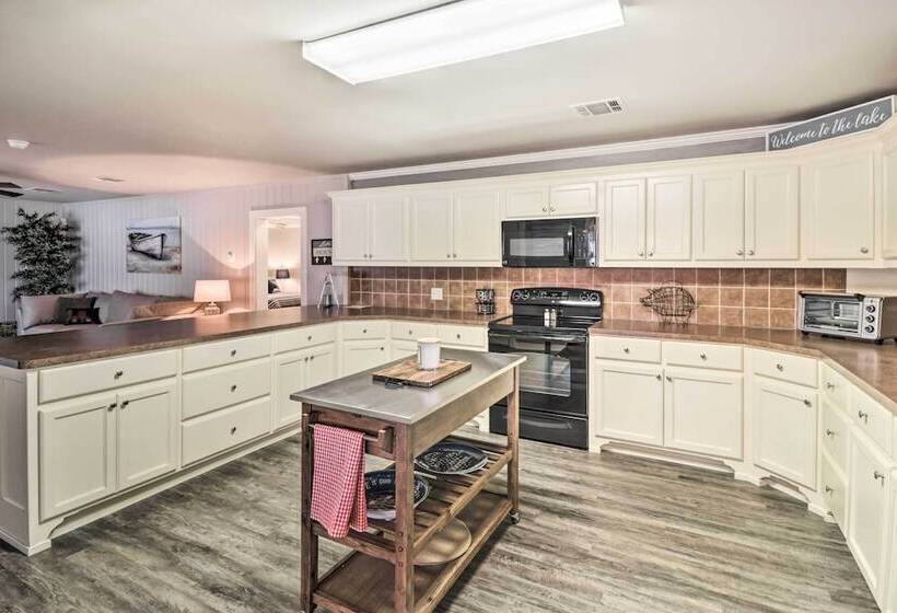 Kayaks, Dock: Waterfront Escape On Lake Hamilton!