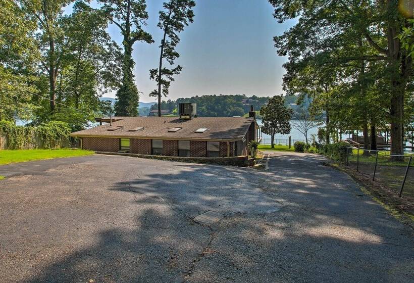 Kayaks, Dock: Waterfront Escape On Lake Hamilton!
