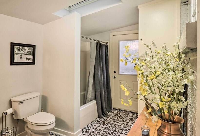 Kayaks, Dock: Waterfront Escape On Lake Hamilton!