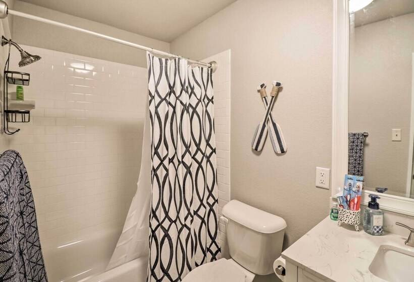 Kayaks, Dock: Waterfront Escape On Lake Hamilton!