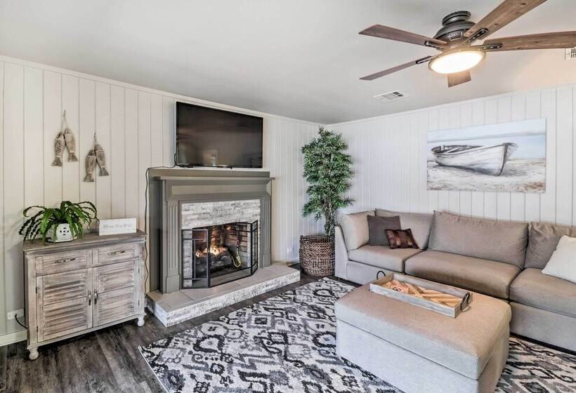 Kayaks, Dock: Waterfront Escape On Lake Hamilton!