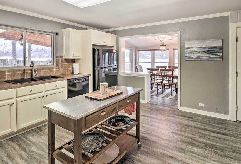 Kayaks, Dock: Waterfront Escape On Lake Hamilton!