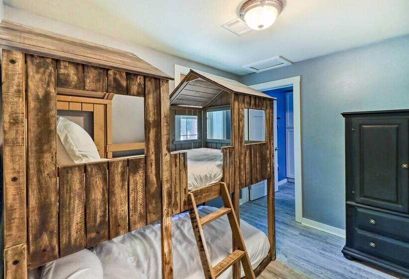 Lakefront Family Escape W/ Fire Pit & 2 Decks!