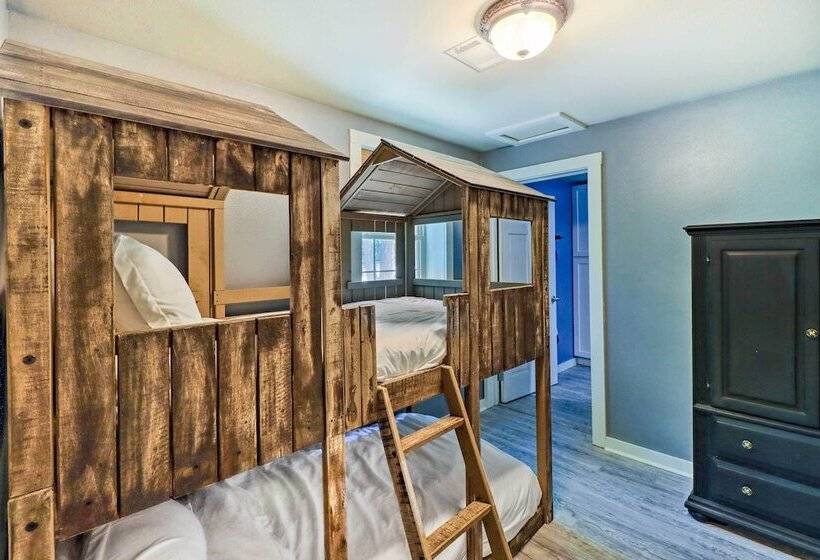 Lakefront Family Escape W/ Fire Pit & 2 Decks!