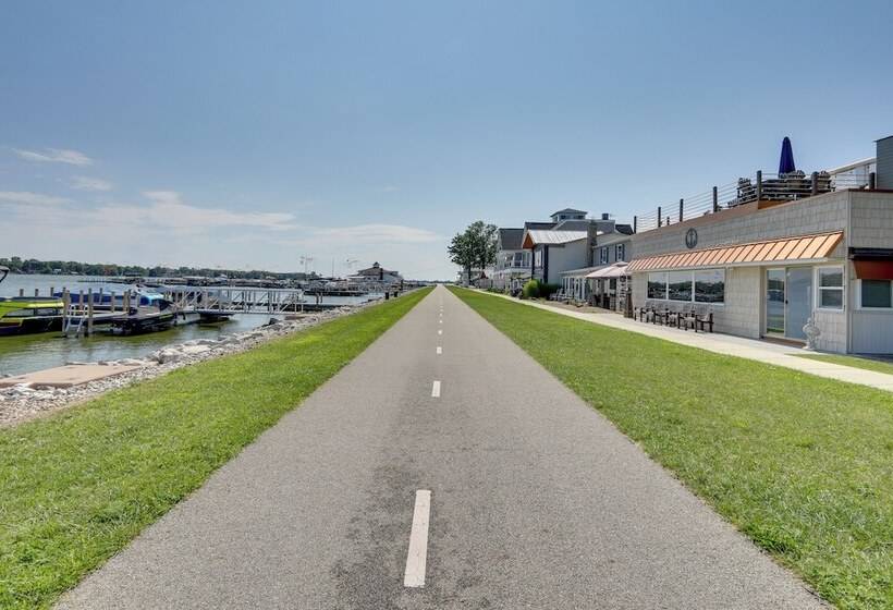 Lakefront Home W/ Rooftop Deck, Grill, Games!