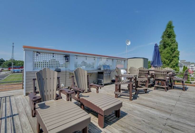 Lakefront Home W/ Rooftop Deck, Grill, Games!